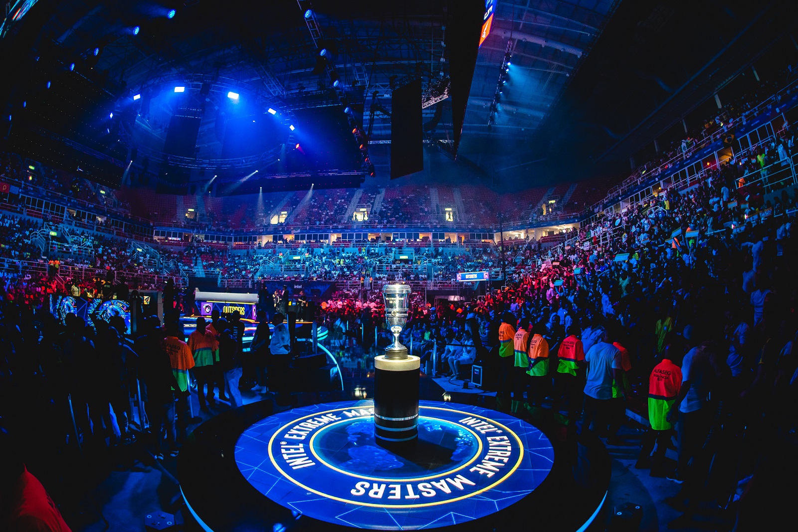 Trofeu do Major de CSGO no palco 