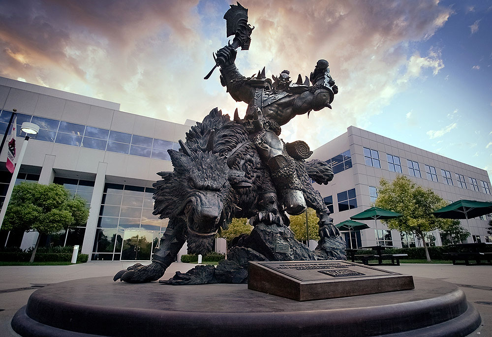 estatua do orc em frente da Blizzard nos EUA
